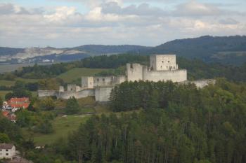 pohled na hrad Rabí ze zříceniny kostela (kaple) (© Jaroslav Špiroch  10/2024)