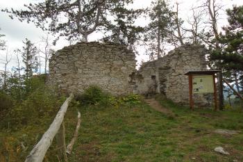 pohled na kostel (kapli) ze severu; zde byl druhý vstup (© Jaroslav Špiroch  10/2024)