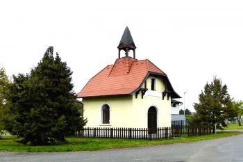 Kaple Nanebevzetí Panny Marie v Hradišťku, části Veltrub v okrese Kolín. (© Pavel Vítek 06/2023)