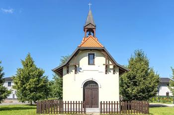 Kaple Nanebevzetí Panny Marie v Hradišťku, části Veltrub v okrese Kolín. (© Pavel Vítek 06/2023)