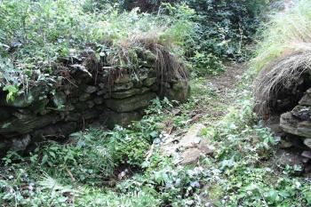 Zbytky portálu severní místnosti ( © Roman Řezáč 06/2004)