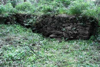 Západní stěna jižní místnosti ( © Roman Řezáč 06/2004)