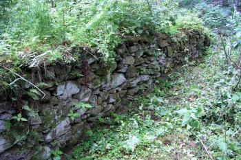 Vnější stěna budovy na východní straně ( © Roman Řezáč 06/2004)