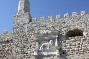 Lev sv. Marka nad dřívějším severním vchodem a majáková věž (© Luděk Vláčil  07/2024)