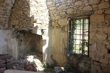 interiér zříceniny domku nedaleko hradu (© Luděk Vláčil  07/2024)