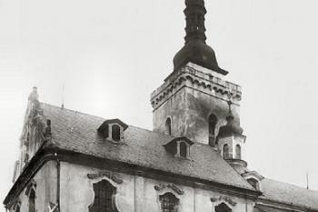 kostel na fotografii z konce 19. století ( © Městské muzeum Stříbro (in M. Ježek: Česká města na foliích würzburského alba. 1. část, Průzkumy památek 1996-II, Památkový ústav středních Čech, Praha 1996))
