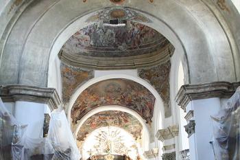 Průhled hlavní lodí do presbytáře (© Ivan Grisa, 08/2008)
