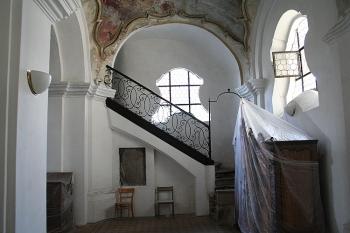 Schody na varhanní kruchtu v západní části severní boční lodi (© Ivan Grisa, 08/2008)