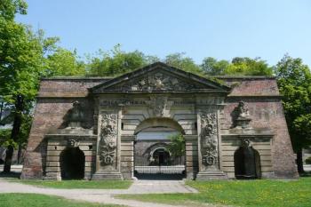 pohled na vnější líc Terezské brány ( © Jan P. Štěpánek 05/2009)