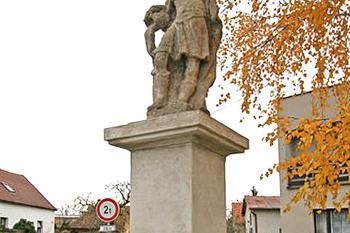 Socha sv. Floriána v Chotusicích u Čáslavi. (© Pavel Vítek 10/2023)