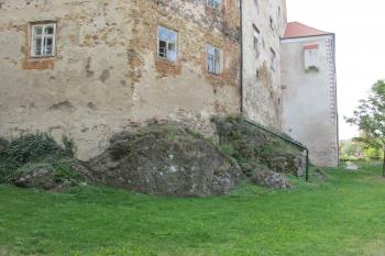 skalní podloží na němž byl vystavěn původní hrad (© D Dohňanský, 09/2018)