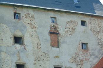 Detail chátrající nejstarší obytné věže původní tvrze (© Dušan Dohňanský  07/2021)