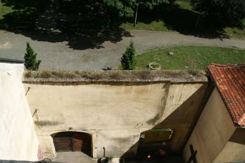 Pohled z mohutného věžovitého paláce na první nádvoří (dvorek) a vstupní bránu ( © Miroslav BITTER 07/2007)