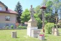 sochy Panny Marie a sv. Jana Nepomuckého