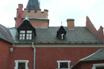 vstupní křídlo hradu se vstupní věží (© zdeněk komínek, 05/2008)