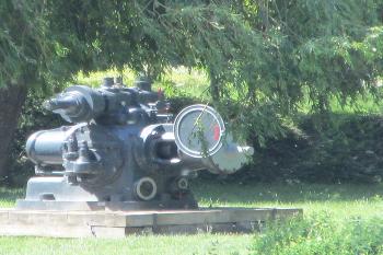 Regulátor otáček z Miřejovické vodní elektrárny umístěný v Kralupech nad Vltavou. (© Pavel Vítek  05/2024)