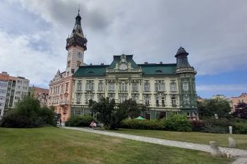 Pohled na Spořitelnu v Krnově (© Ivo Rozehnal  08/2024)