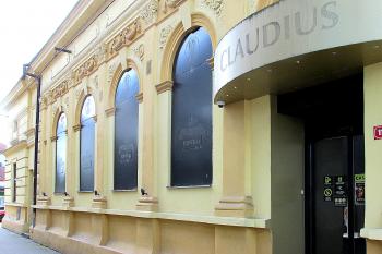 Bývalá tělocvična a kino, nyní kasino, v Kralupech nad Vltavou. (© Pavel Vítek  05/2024)