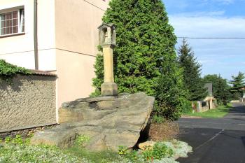 Boží muka se soškou sv. Rocha v Kamenných Žehrovicích u Kladna. (© Pavel Vítek  08/2024)