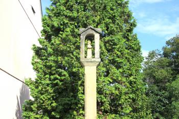 Boží muka se soškou sv. Rocha v Kamenných Žehrovicích u Kladna. (© Pavel Vítek  08/2024)