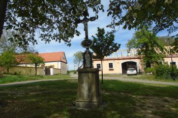 kříž stojící vedle božích muk (© Jaroslav Špiroch  05/2024)