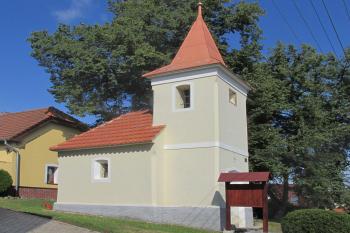 Kaple v Dolanech u Kladna. (© Pavel Vítek  08/2024)