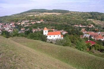 Pohled přes příkop bohuslavického hradu ( © Roman Řezáč 10/2004)