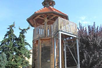 Zvonice v obci Velká Dobrá u Kladna. (© Pavel Vítek  08/2024)