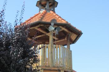 Zvonice v obci Velká Dobrá u Kladna. (© Pavel Vítek  08/2024)