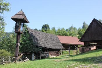 přistodůlek bývalé stodoly a chalupa z Zakrze z přelomu 18.-19. stol. (© Luděk Vláčil  08/2024)