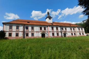 jižní průčelí ( © Milan Caha 07/2015)