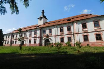 jižní průčelí ( © Milan Caha 07/2015)