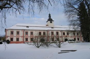 Hlavní budova z parku ( © Pavel Vítek 01/2006)