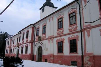 Hlavní průčelí zámku ( © Pavel Vítek 01/2006)