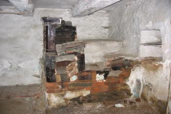 pobořená pec v přízemí ( © Jiří Čížek 01/2004)