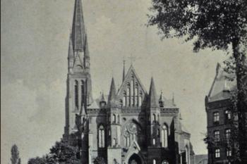 kostel a fara kolem r. 1909. (© zdroj: https://fotopolska.eu/524732,foto.html?o=b26159&p=1)