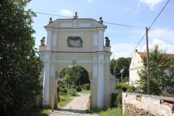 brána do zámeckého areálu (© Luděk Vláčil  08/2024)