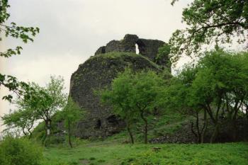 Hrad od přístupové cesty ( © Ivan Grisa 05/2000)