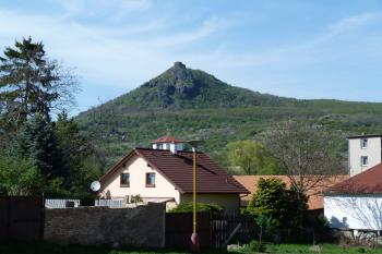 Košťálov - pohled z Třebenic (© František Kinař, 04/2012)