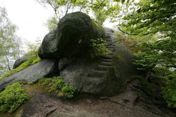Horní část skalního suku se schodištěm (© Filip Matoušek 05/2012)