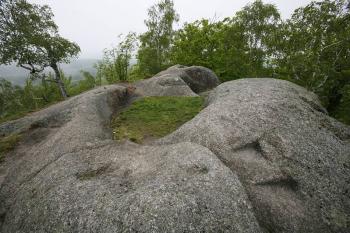 Vrcholová část se zbytky podvalí blíže neznámé stavby a několika dražemi po trámové konstrukci (© Filip Matoušek 05/2012)