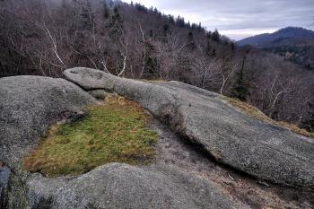 Vrcholová část hradní skály. ( © Radovan Smokoň 11/2012)
