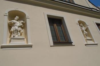 niky v průčelí se sochami světců - vpravo sv. Jan Nepomucký, vlevo sv. Norbert (© Marcela Váňová  05/2024)