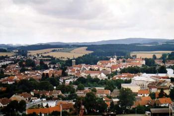 Město Telč z rozhledny ( v pozadí Javořice ) (2003 ©Jiří Cukr)
