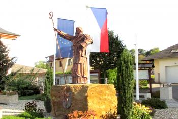 Kovová plastika sv. Prokopa v Dlouhé Třebové u Ústí nad Orlicí. (© Pavel Vítek  09/2024)