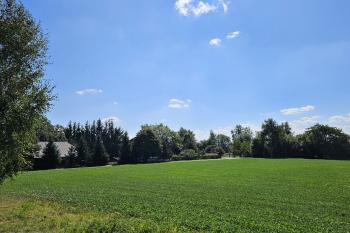 Celkový pohled na místo zaniklého dvora od severozápadu, od kaple sv. Jana Nepomuckého (© Jan P. Štěpánek  09/2024)