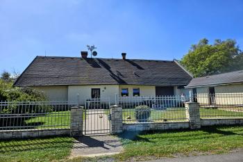 Zachovalá menší část obytného traktu dvora, obsahující patrně i starší šlechtické sídlo, v podobě domu č.p. 19 (© Jan P. Štěpánek  09/2024)