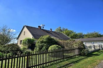 Zachovalá menší část obytného traktu dvora, obsahující patrně i starší šlechtické sídlo, v podobě domu č.p. 19 (© Jan P. Štěpánek  09/2024)