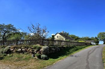 Celkový pohled na č.p. 19 a obecně místo, kde stával jižní trakt dvora s panským sídlem (© Jan P. Štěpánek  09/2024)