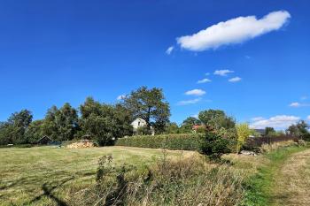 Celkový pohled na č.p. 19 a obecně místo, kde stával jižní trakt dvora s panským sídlem (© Jan P. Štěpánek  09/2024)